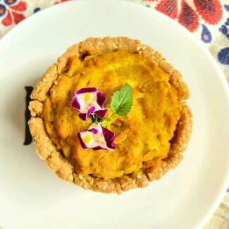 Imagem da notícia Quiche Vegana de Abóbora: Massa Crocante de Grão de Bico e Gergelim com Sabor Irresistível
